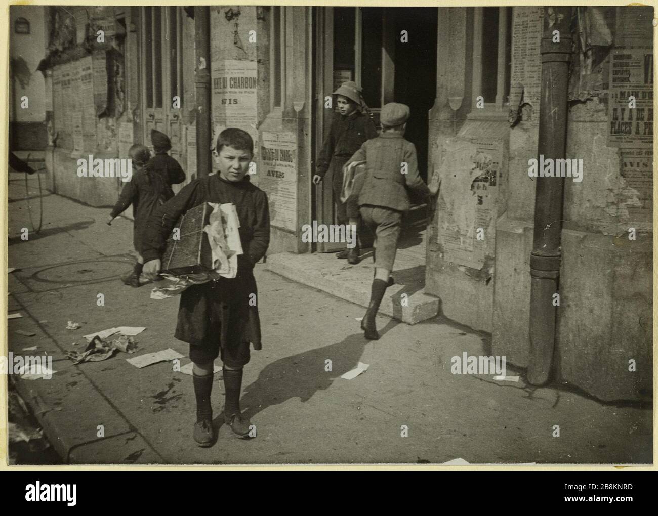 À l'hôtel de ville du quinzième. Enfants de la vente de déchets de papier. Enfants de la vente de déchets de papier devant la 15ème mairie du quartier, Paris, pendant la seconde Guerre mondiale Anonyme.enfants venant vendre de vieux papiers devant la mairie du 15ème arrondissement, Paris, durant la première Guerre mondiale. Musée Carnavalet, Histoire de Paris Banque D'Images