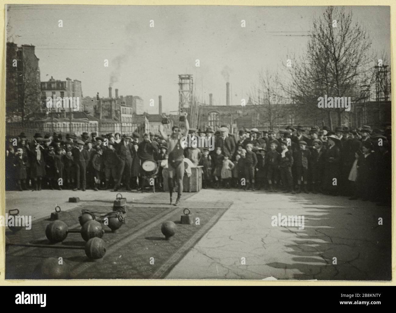 Hercules avec une jambe en bois, faisant des exercices de force. Hercules avec une jambe en bois faisant des exercices de force pendant la première Guerre mondiale Anonyme. Hercule ayant une jambe de bois faussant des exercices de force, durant la première Guerre mondiale. Musée Carnavalet, Histoire de Paris Banque D'Images