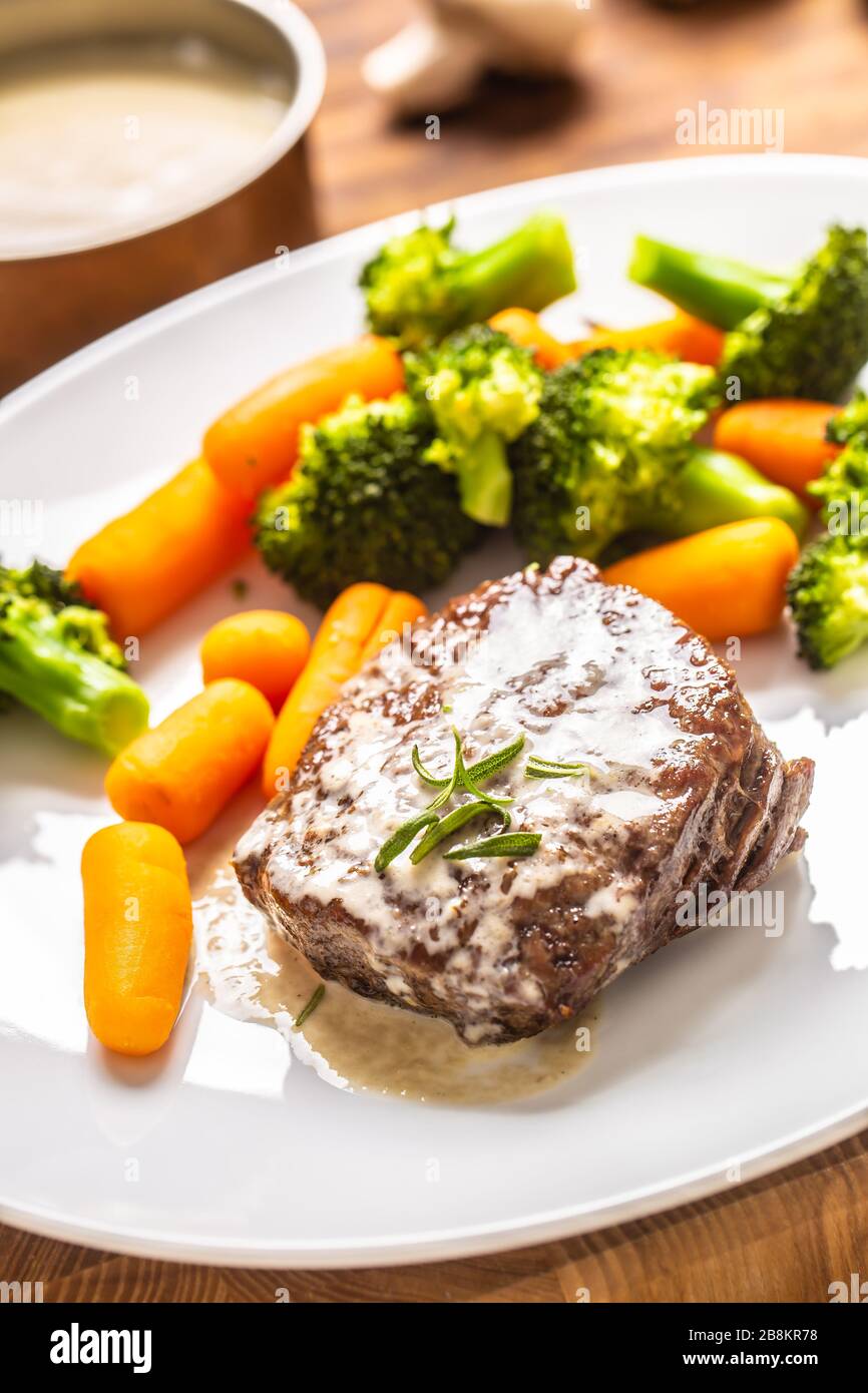 Steak de bœuf juteux avec sauce aux champignons et légumes pour bébé Banque D'Images