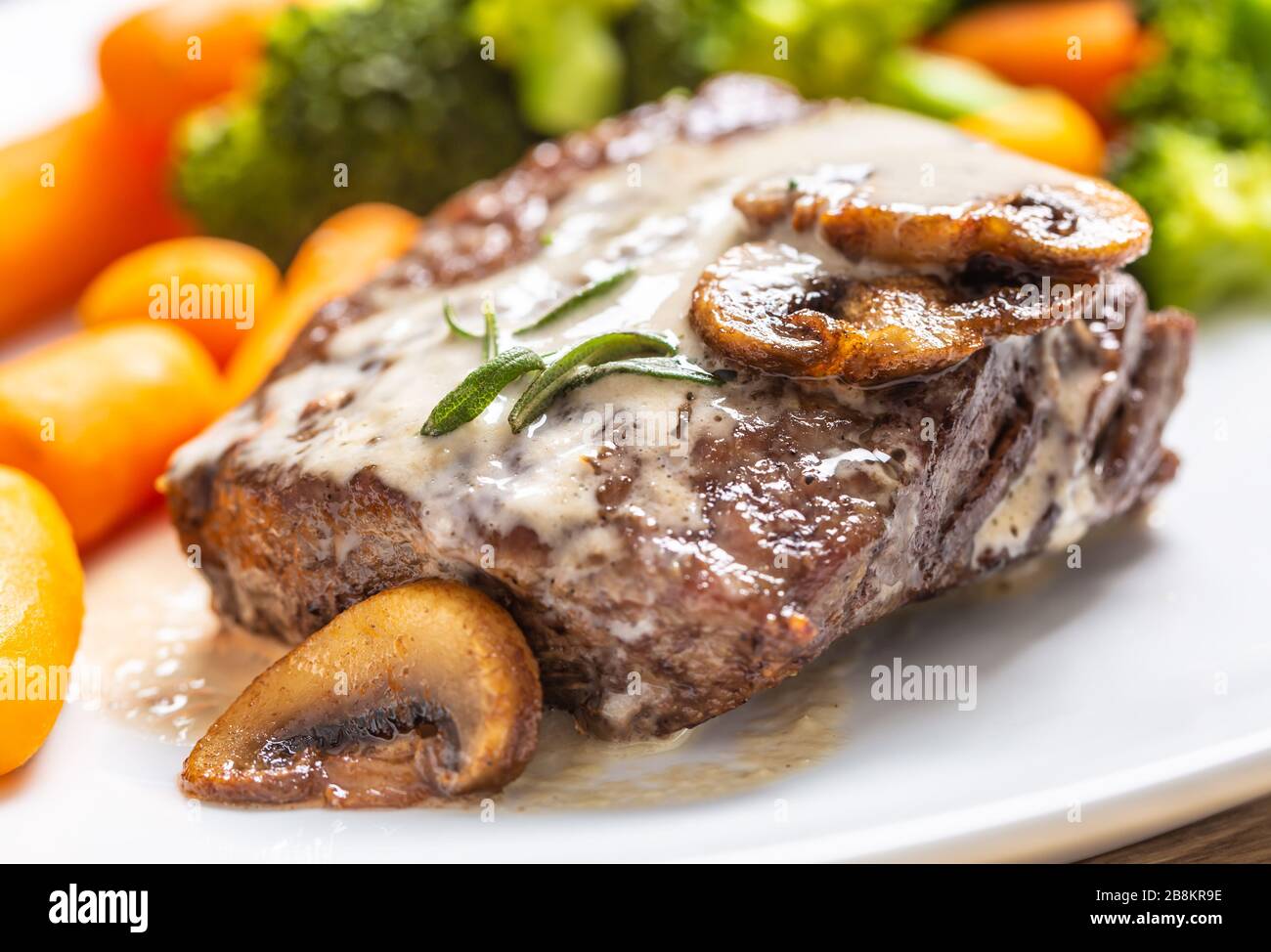 Steak de bœuf juteux avec sauce aux champignons et légumes pour bébé Banque D'Images