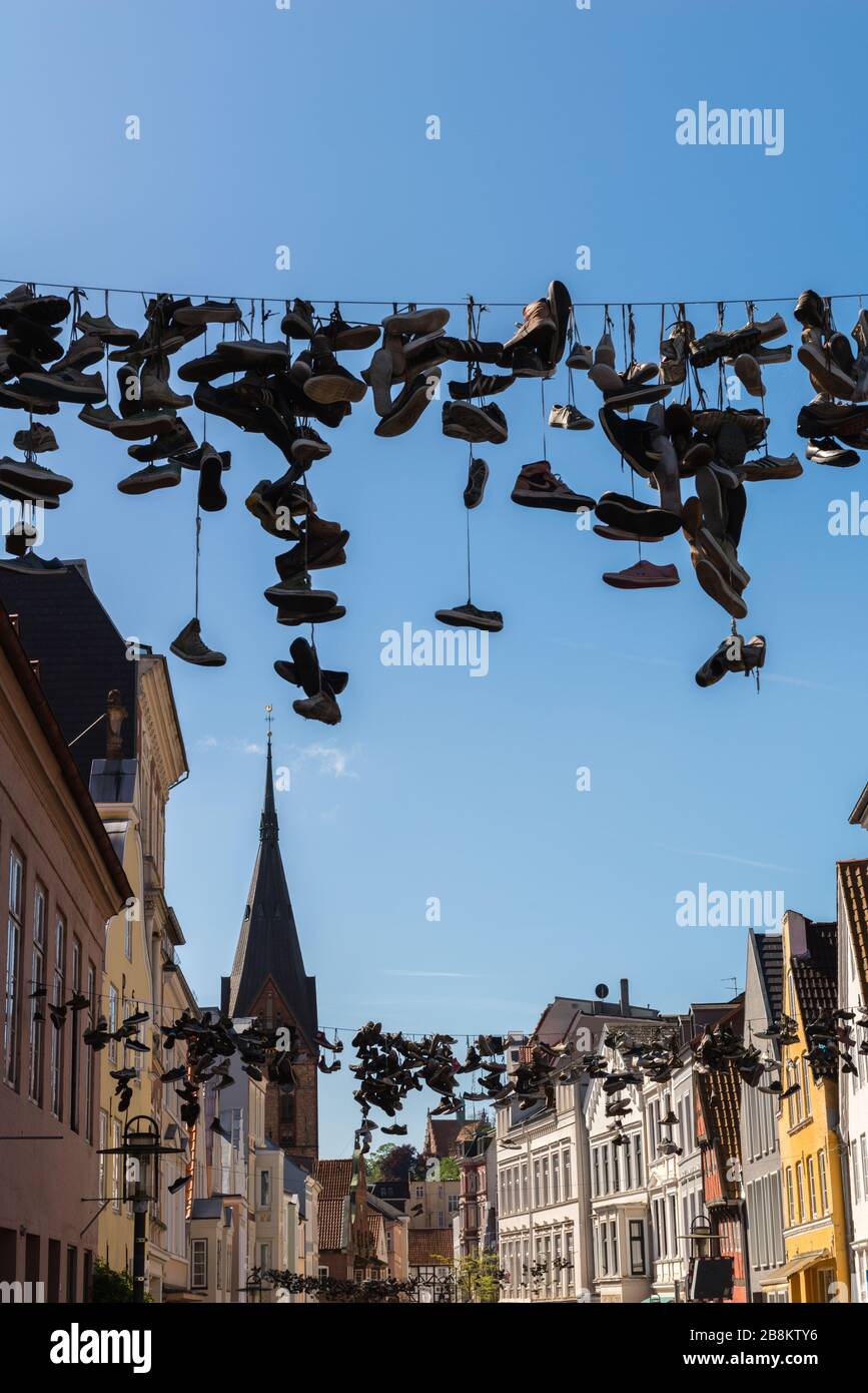 Une étrange coutume de chaussures suspendues au-dessus de la rue, ville de Flensburg sur le fjord de Flenburg, ville frontière au Danemark, Schleswig-Holstein, Allemagne du Nord, Banque D'Images