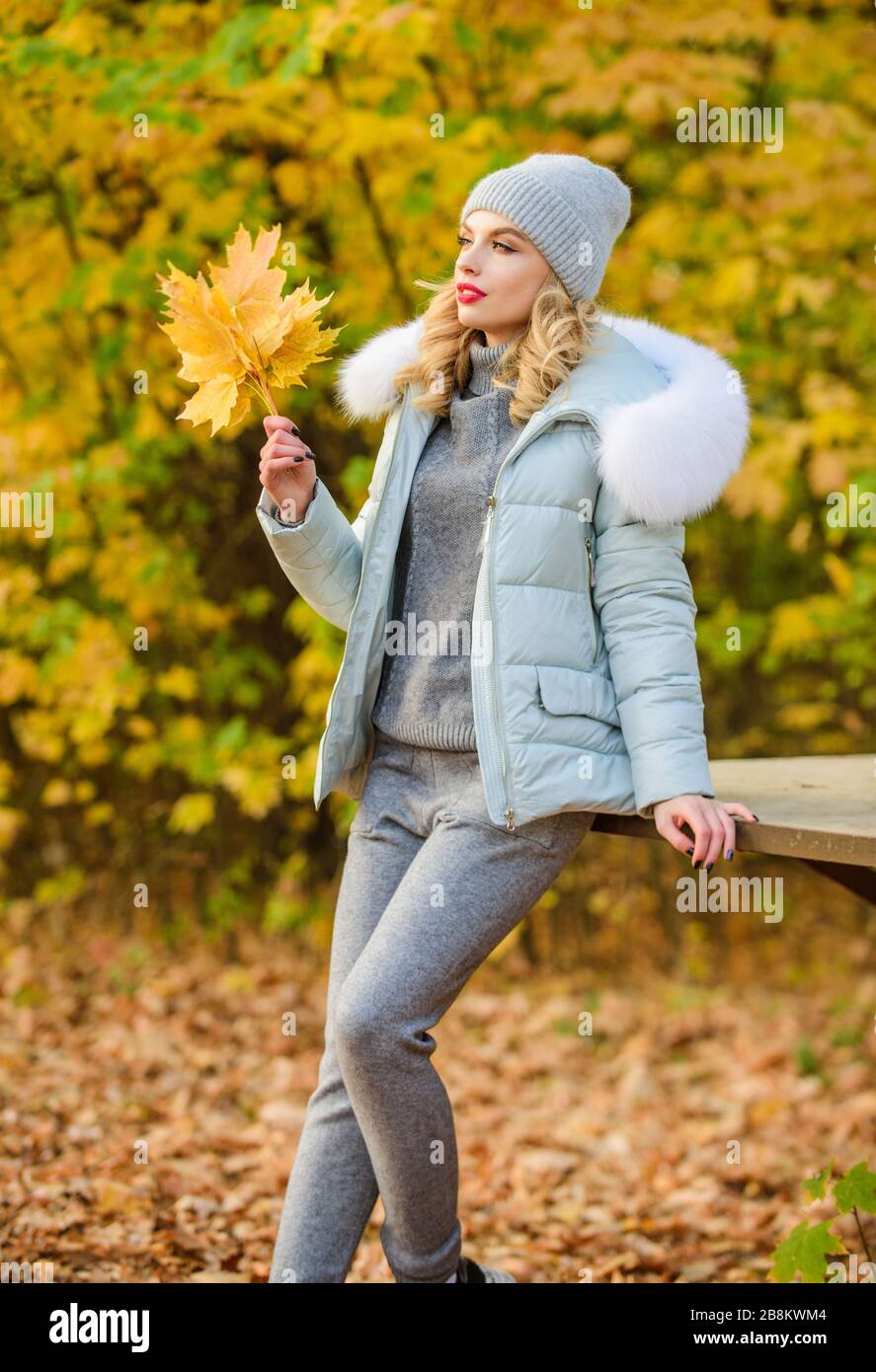 Vêtements pour le repos. Femme profiter de la saison d'automne dans le  parc. Tricots chauds. Fille reposant dans la nature porter tricot costume  et veste. Modèle tricot vêtements feuilles arrière-plan. Confort et