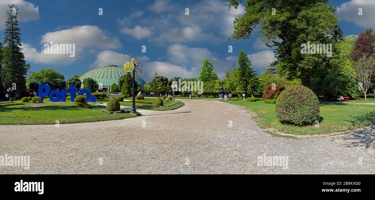 Le Crystal Palace avec ses beaux jardins est un agréable espace vert situé dans la ville de Porto, au Portugal. Banque D'Images