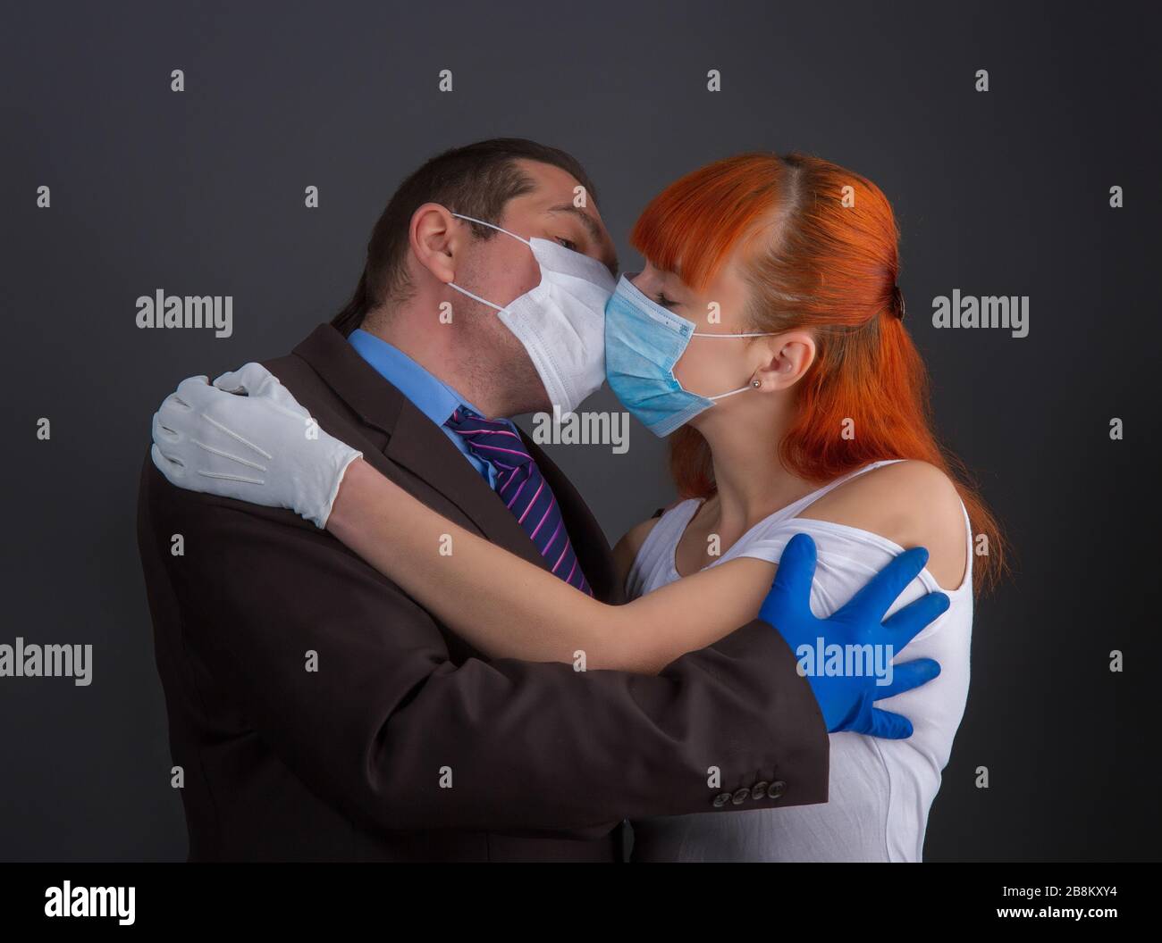 homme et fille masqués Banque D'Images