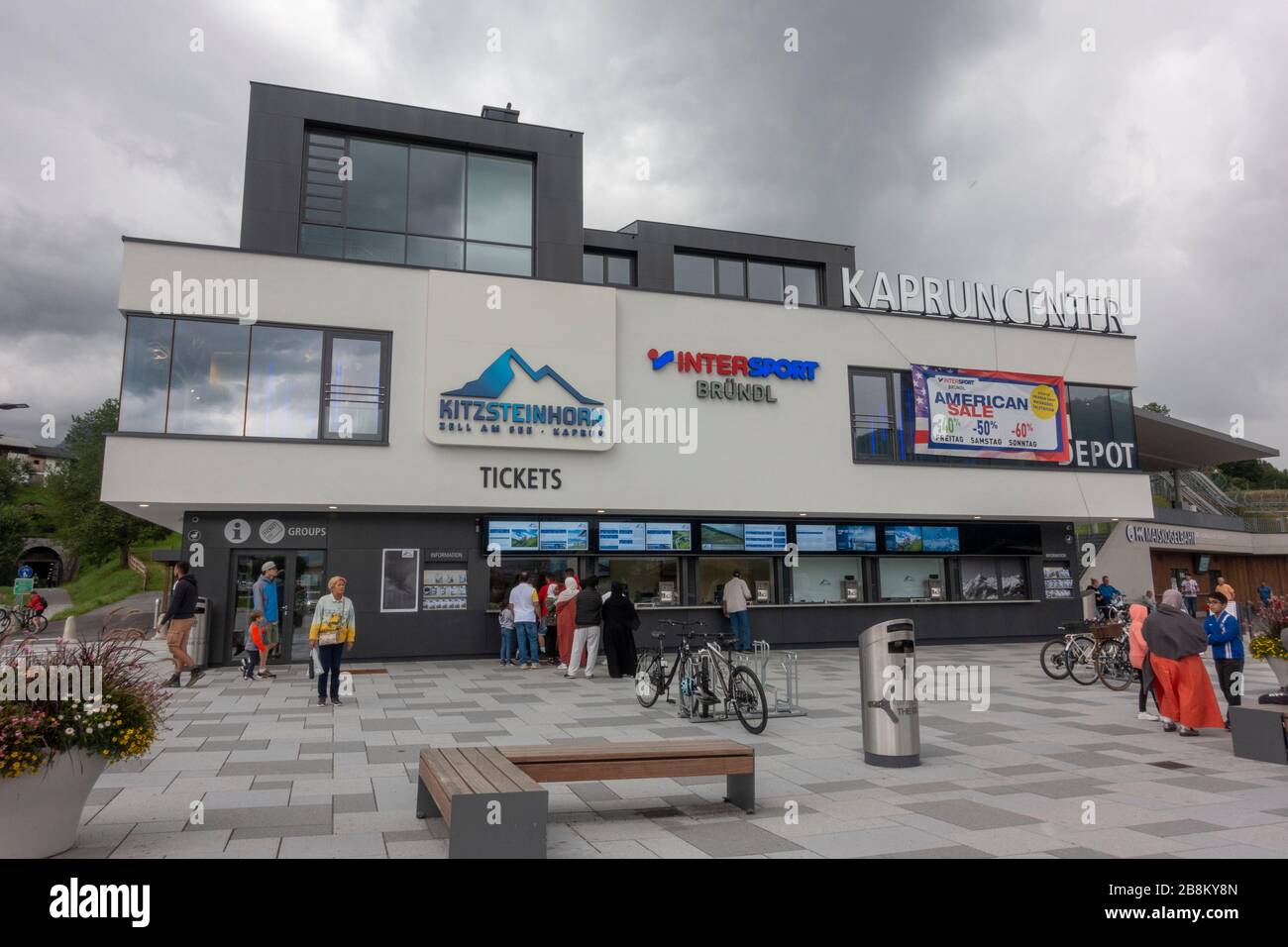 Le Kapruncenter, y compris la billetterie de la piste de luge Kitzsteinhorn, Kaprun, Zell am See District, Autriche. Banque D'Images