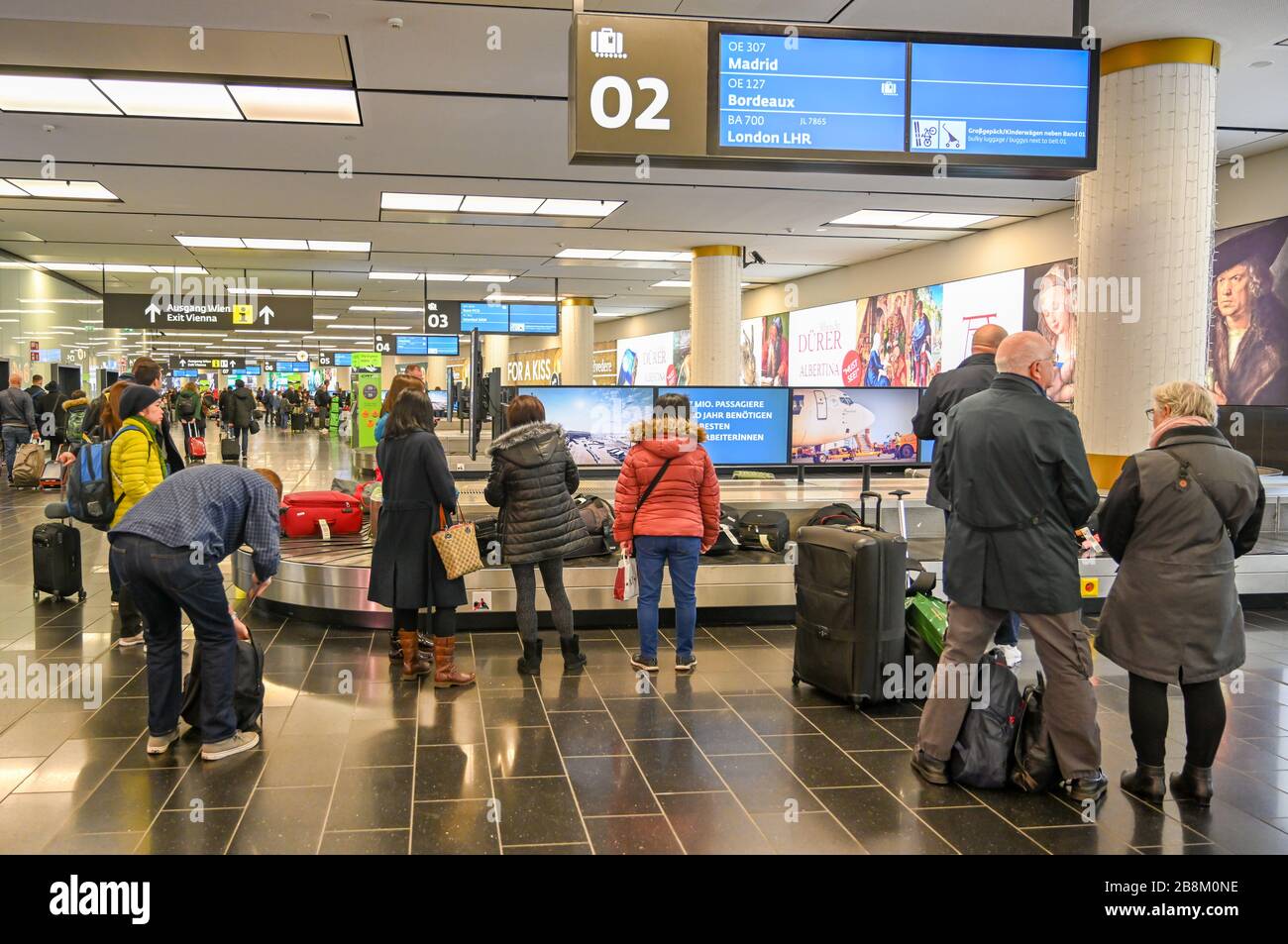 VIENNE, AUTRICHE - NOVEMBRE 2019 : les personnes qui attendent leurs bagages dans le hall des arrivées de l'aéroport de Vienne Banque D'Images