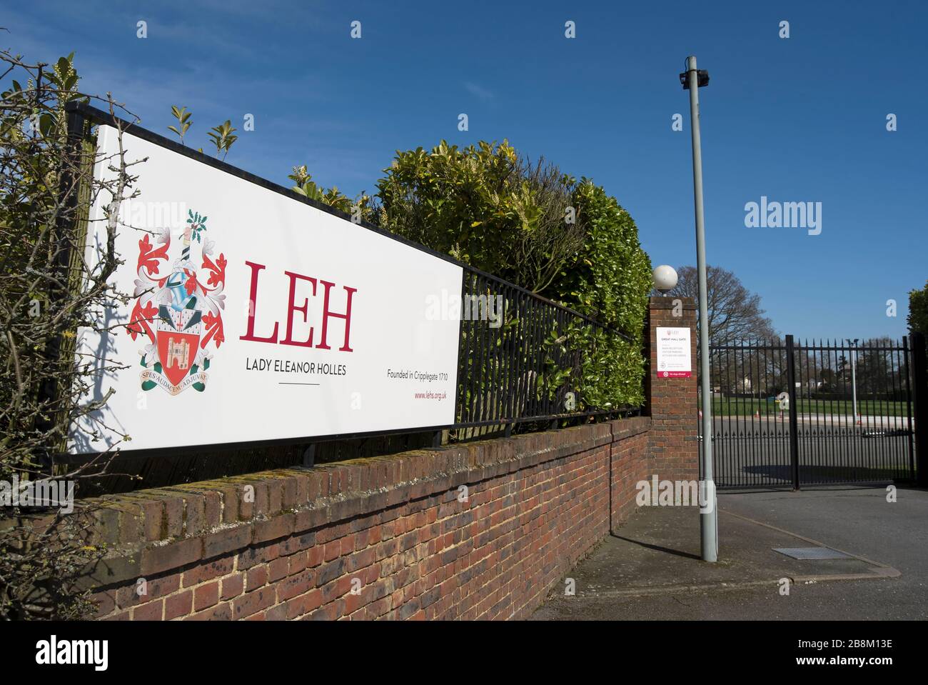 signe à l'extérieur de la dame eleanor holles école, hampton, middlesex, angleterre, avec la devise de l'école latine, spes audacem adjuvat, ou espoir favorise l'audace Banque D'Images