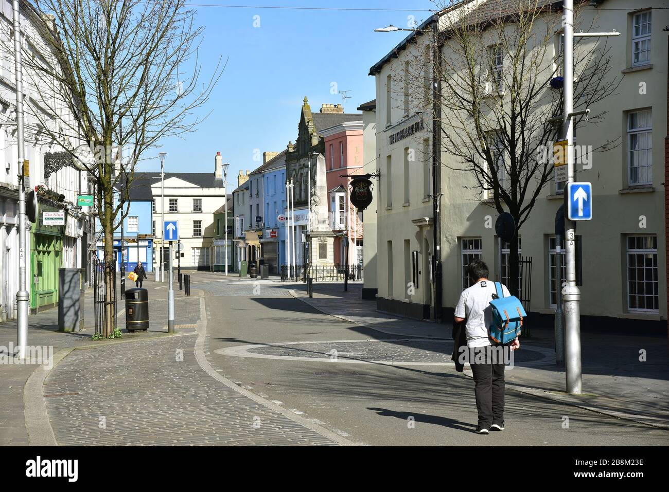 Des photos montrent le centre-ville de Bridgend au sud du Pays de Galles, au Royaume-Uni, pendant la pandémie de coronavirus. Les boutiques des rues hautes restent fermées à partir d'une instruction gouvernementale Banque D'Images