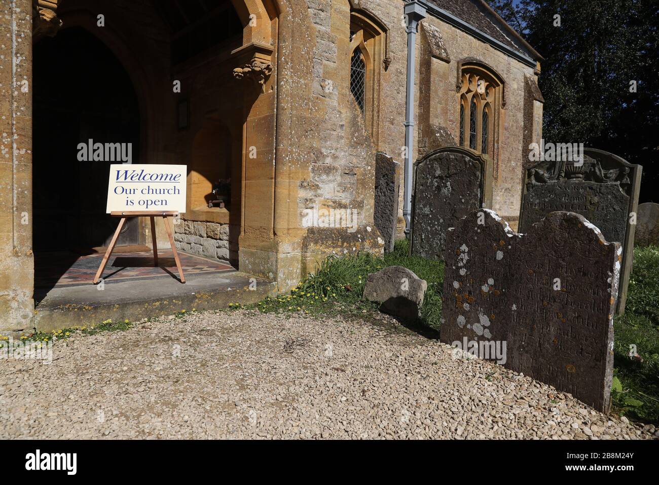 Un panneau indique « Bienvenue notre église est ouverte » à St. James la Grande église de Birlingham, Worcestershire, car les églises du Royaume-Uni ont fourni des services de dimanche aux publics de masse sur Internet aujourd'hui dans le cadre des efforts de lutte contre Covid-19. Banque D'Images