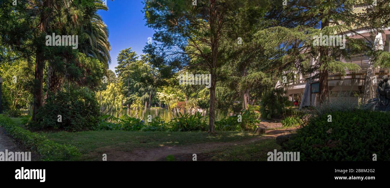 Le Crystal Palace avec ses beaux jardins est un agréable espace vert situé dans la ville de Porto, au Portugal. Banque D'Images