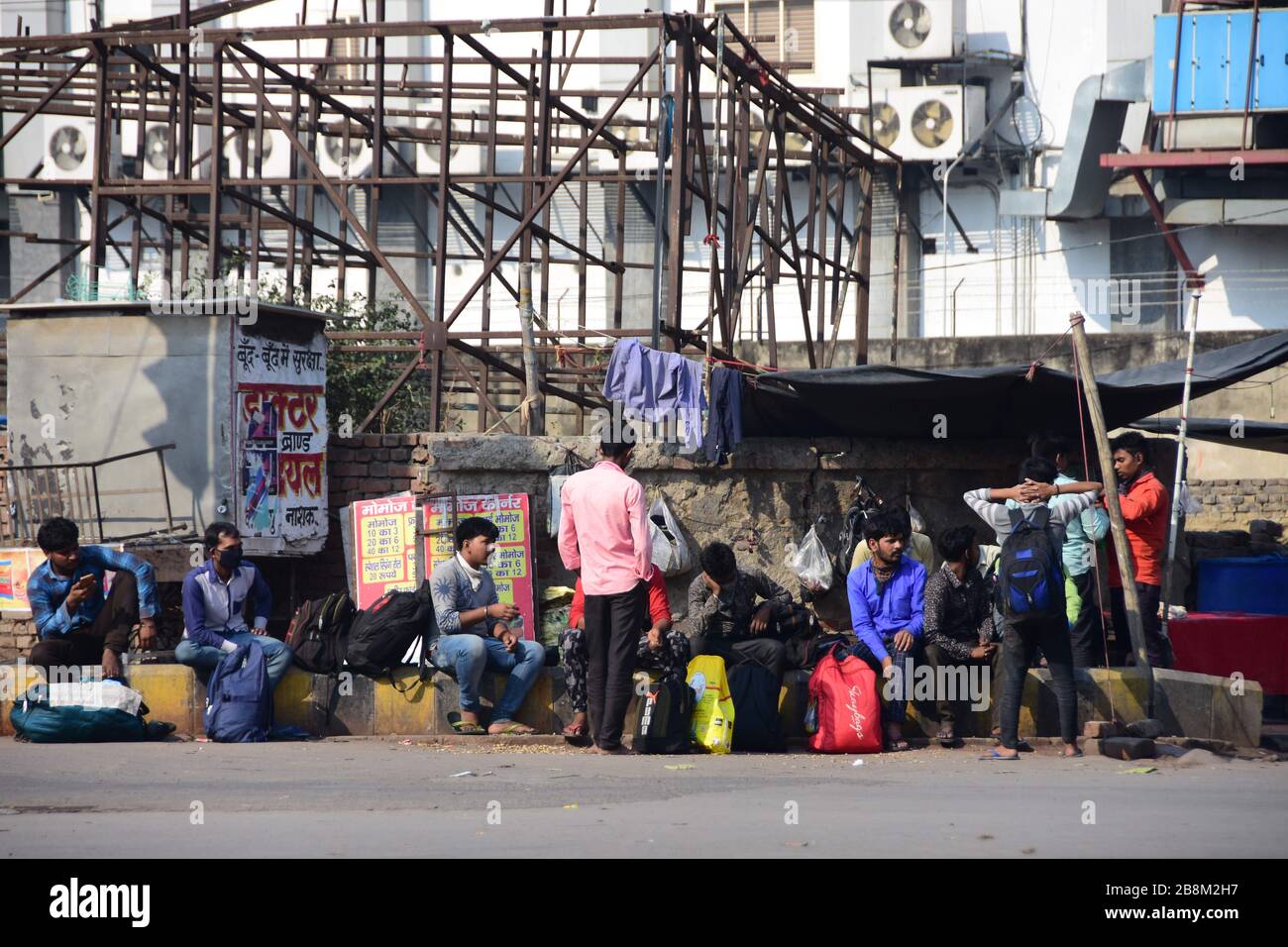 Prayagraj, Inde. 22 mars 2020. Prayagraj: Les navetteurs s'assoient sur la route pendant le « couvre-feu Janata » à Prayagraj le dimanche 22 mars 2020. Le Premier ministre Narendra Modi a appelé au 'couvre-feu janata' ou à la quarantaine auto-imposée pour briser la chaîne des infections du coronavirus, que l'Organisation mondiale de la santé (OMS) dit se propager par contact personne à personne et par gouttelettes respiratoires. (Photo de Prabhat Kumar Verma/Pacific Press) crédit: Pacific Press Agency/Alay Live News Banque D'Images