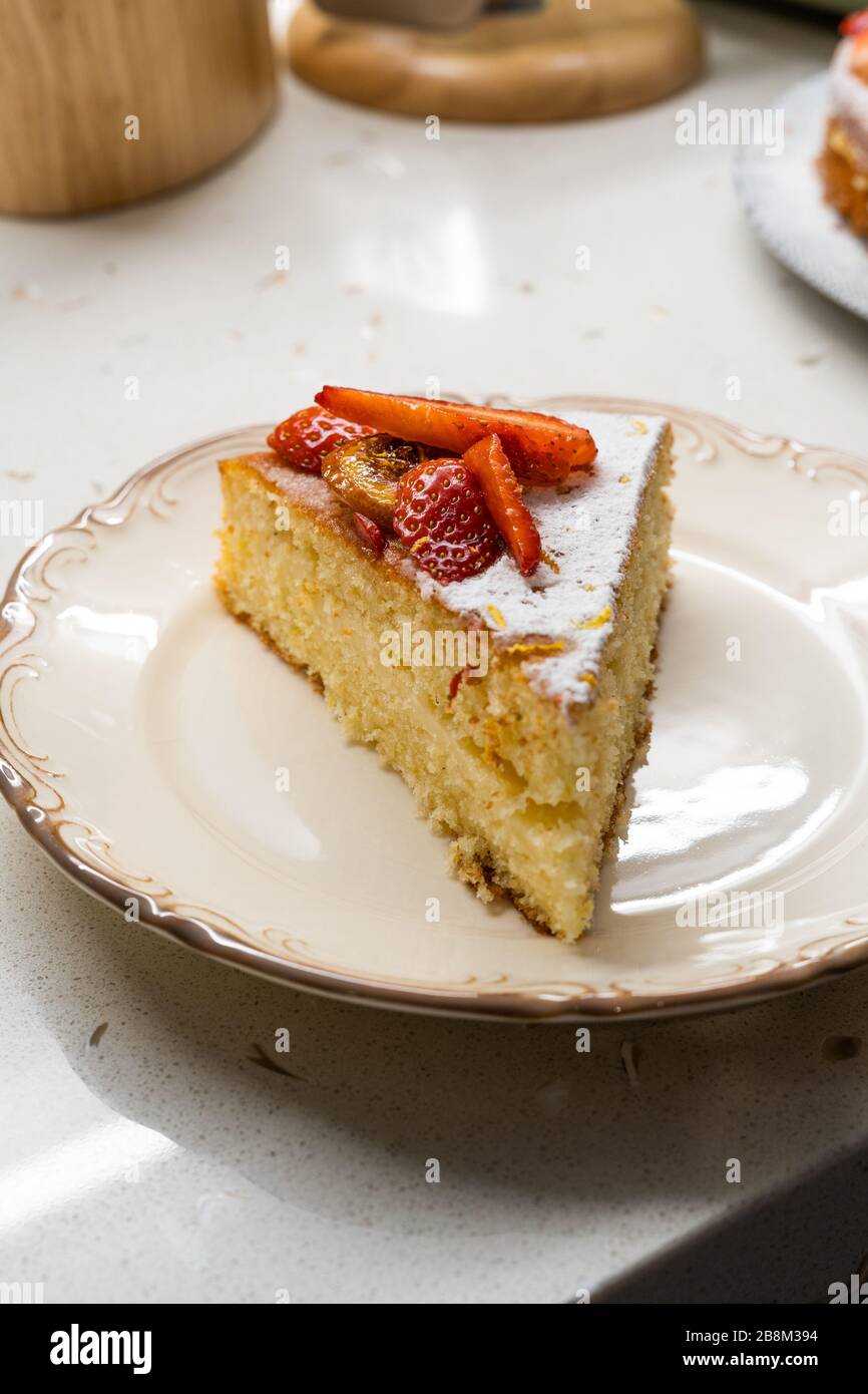 Tranche De Gateau En Eponge Victoria Maison Avec Fraise Tranches De Citron Sechee Et Sucre En Poudre Dessert Bio Sante Photo Stock Alamy