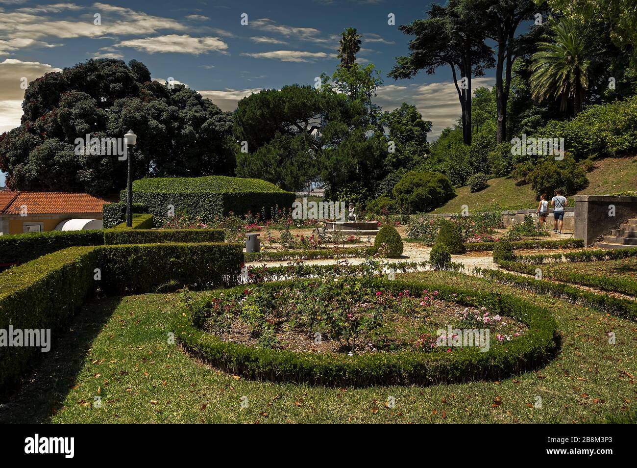 Le Crystal Palace avec ses beaux jardins est un agréable espace vert situé dans la ville de Porto, au Portugal. Banque D'Images