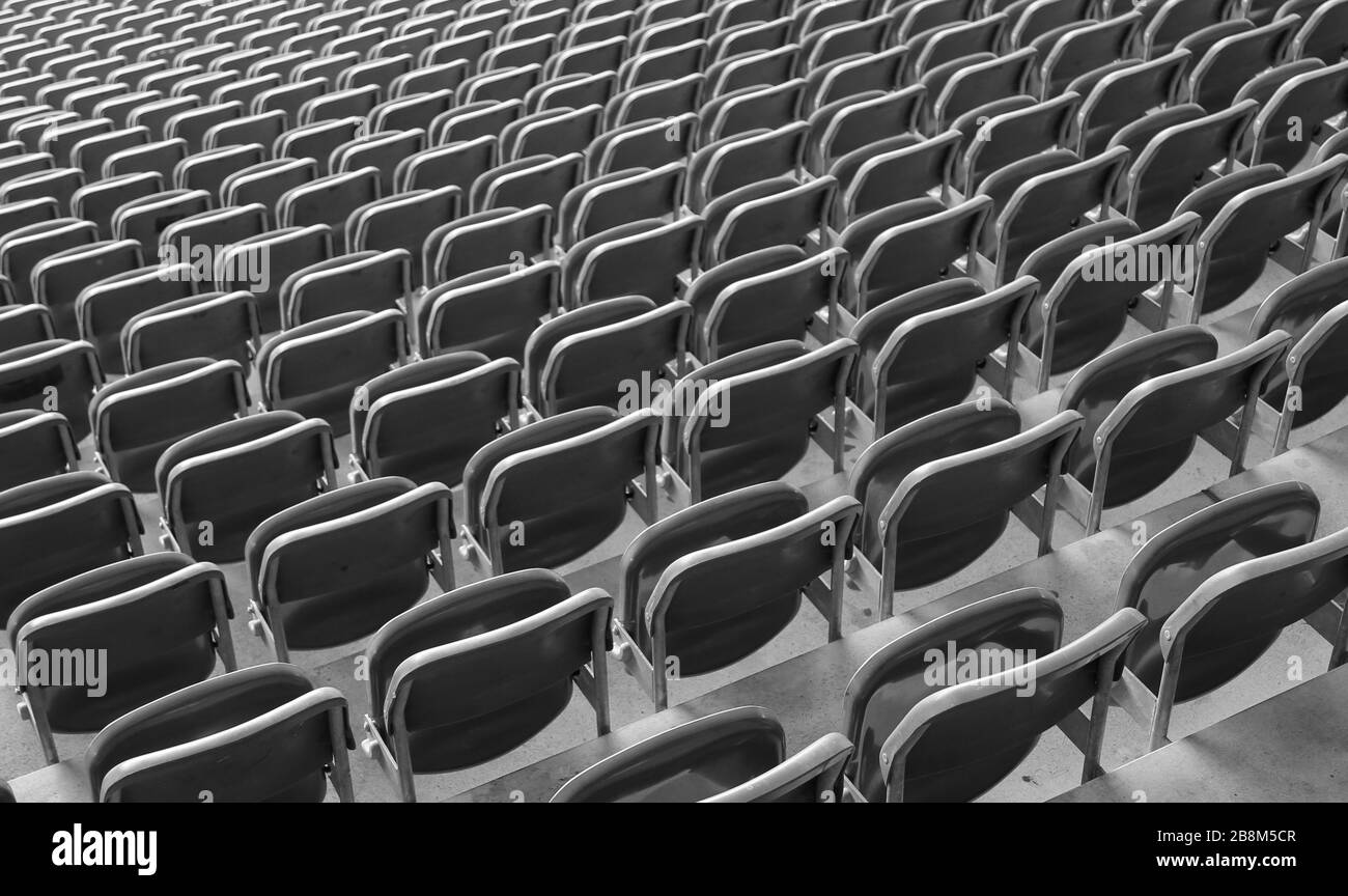 De nombreux sièges vides au stade sans spectateurs en raison du Corona virus Covid-19 et de l'annulation de tous les spectacles Banque D'Images