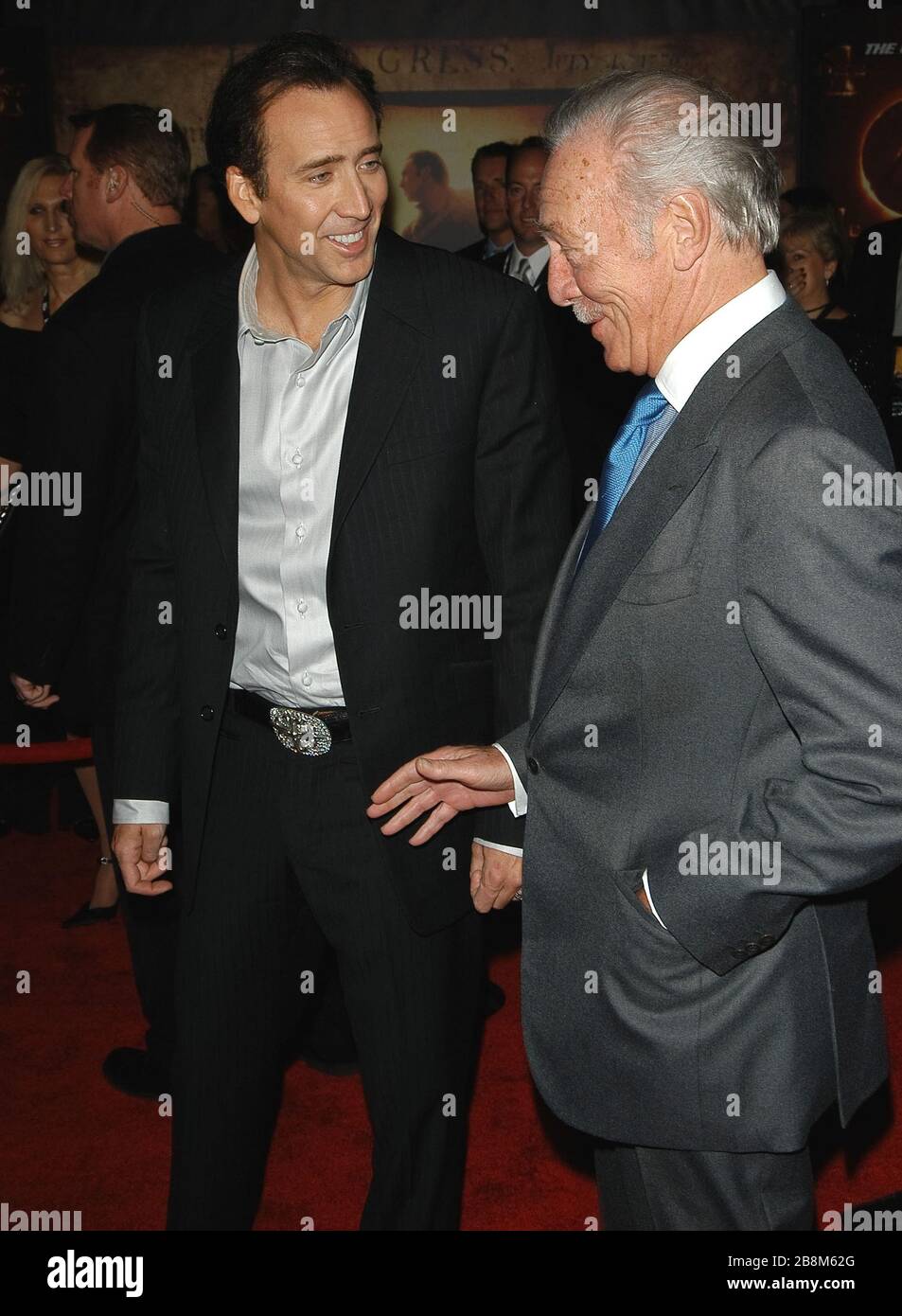 Nicolas cage et Christopher Plummer ayant une conversation sur le tapis rouge à la première mondiale du « Trésor national » tenue à l'auditorium civique de Pasadena à Pasadena, Californie. L'événement a eu lieu le lundi 8 novembre 2004. Photo par: SBM / PictureLux - référence de fichier # 33984-10704SBMPLX Banque D'Images
