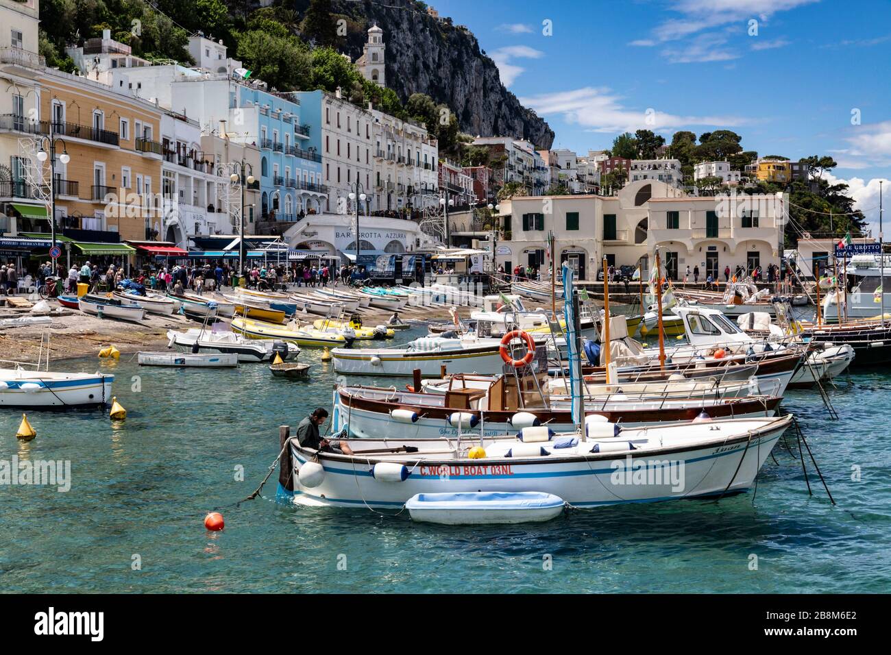 Bateaux à l'ancre dans le port de Marina Grande, Capri , Campanie, Italie. Banque D'Images