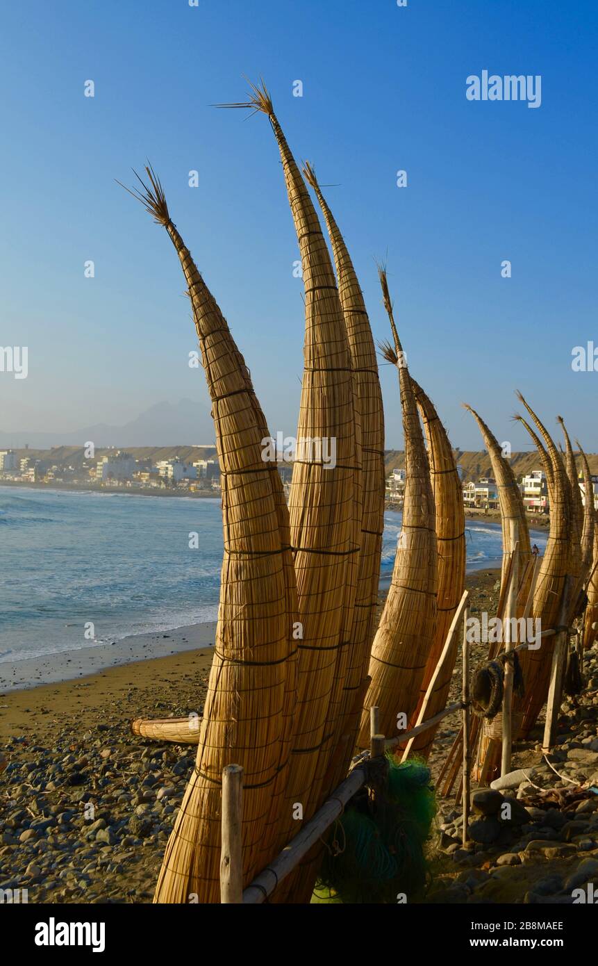 Caballitos de totora bateaux sur la plage de Huanchaco. Pérou Banque D'Images