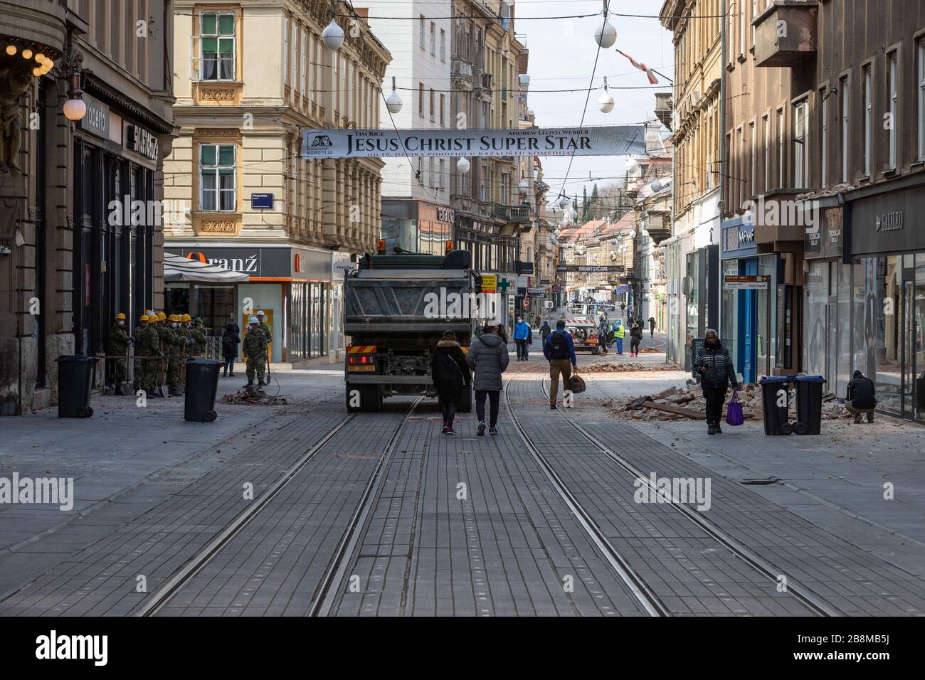 Séisme dans le centre de Zagreb, rue Ilica, armée croate aidant à nettoyer la ville après le tremblement de terre 22 Marth 2020. Banque D'Images