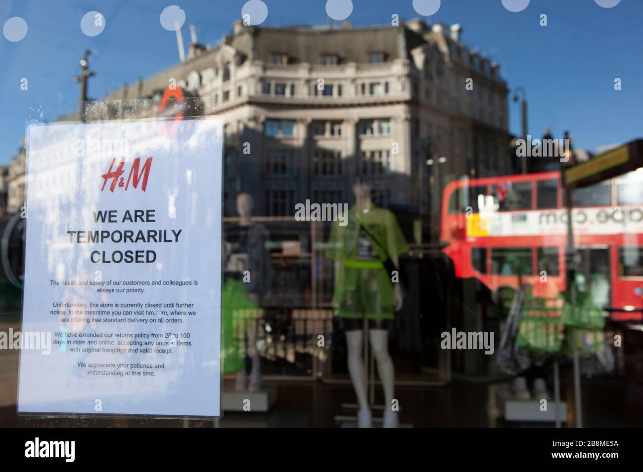 Londres, Royaume-Uni. 22 mars 2020. Le magasin phare de H&M sur Oxford Street est fermé jusqu'à nouvel ordre en raison de la pandémie de coronavirus. Les conseils de distanciation sociale pour réduire la propagation du virus COVID-19 ont amené la plupart des chaînes et des grands magasins à fermer leurs portes aux acheteurs et à mettre leur entreprise en ligne. Crédit: Anna Watson/Alay Live News Banque D'Images