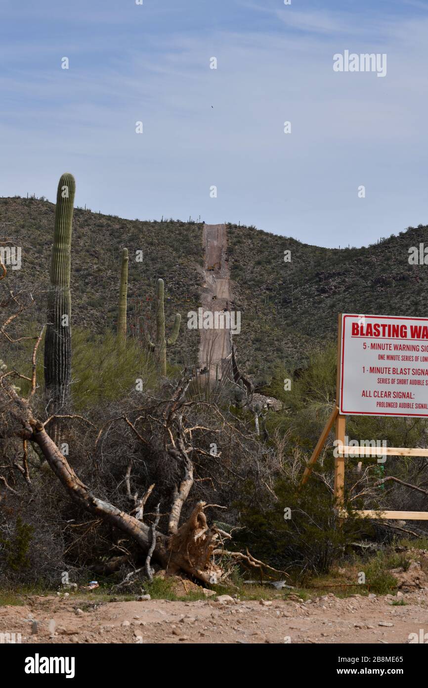 La construction d'un mur de bordure métallique dans le monument national de Cactus, dans le désert de Sonoran, à Luqueville, Arizona, aux États-Unis, sépare les États-Unis de Sonoyta Banque D'Images