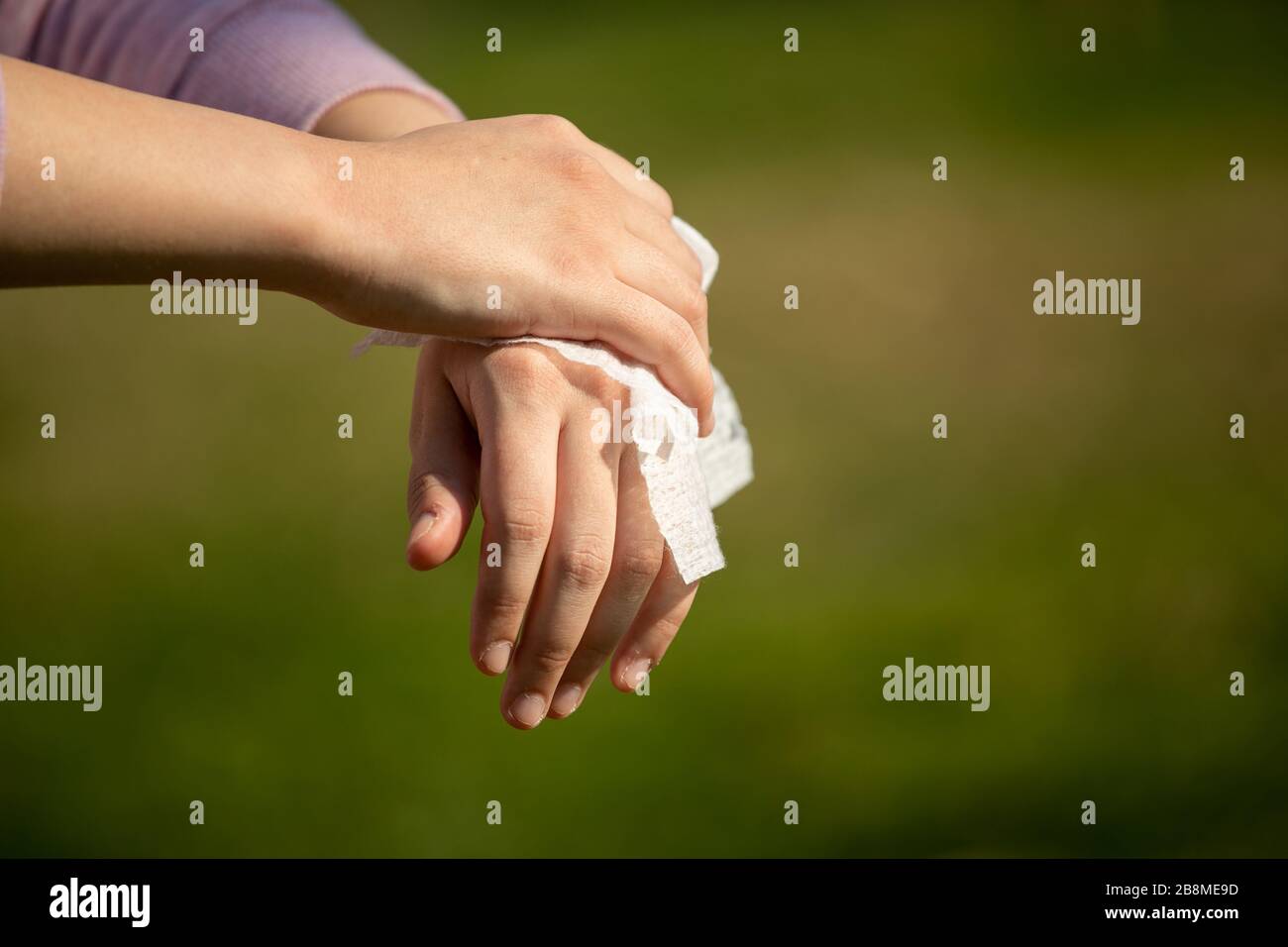 Se laver les mains avec des lingettes Banque de photographies et d'images à  haute résolution - Alamy