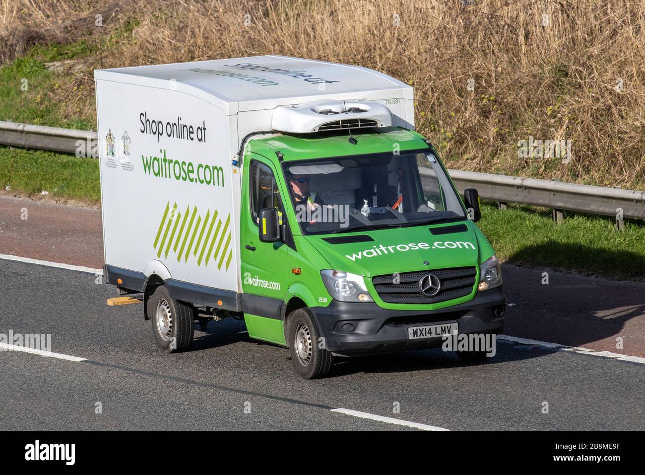 Le supermarché Waitrose Van lives camions de livraison de produits alimentaires, livraison en ligne, livraison, livraison, épicerie et articles ménagers essentiels en mouvement sur les routes du Royaume-Uni. Banque D'Images