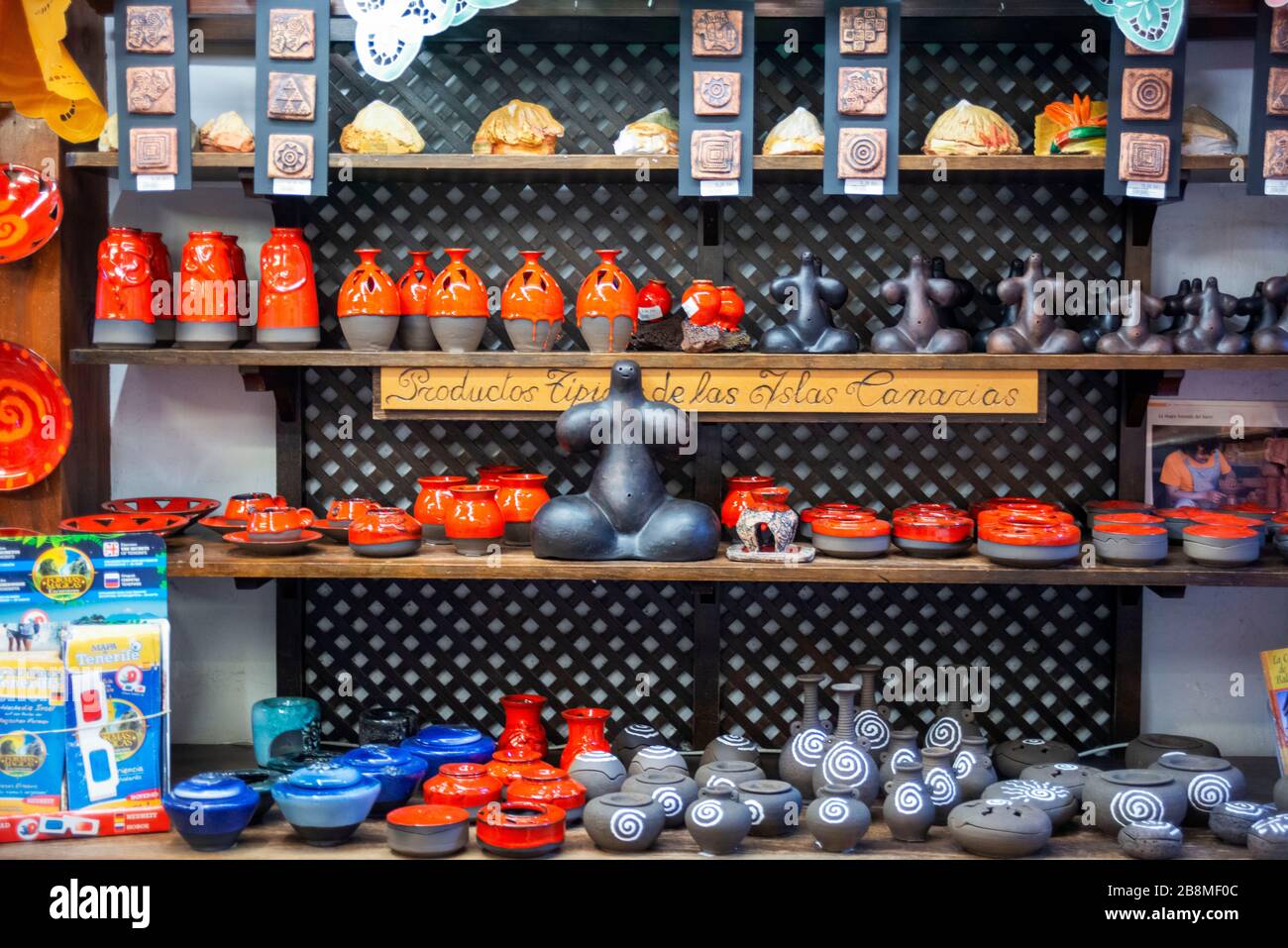 Souvenirs canaris traditionnels à la boutique Casa de los Balcones, bâtiment historique, construit en 1692 à la Orotava île de Tenerife îles Canaries Espagne Banque D'Images