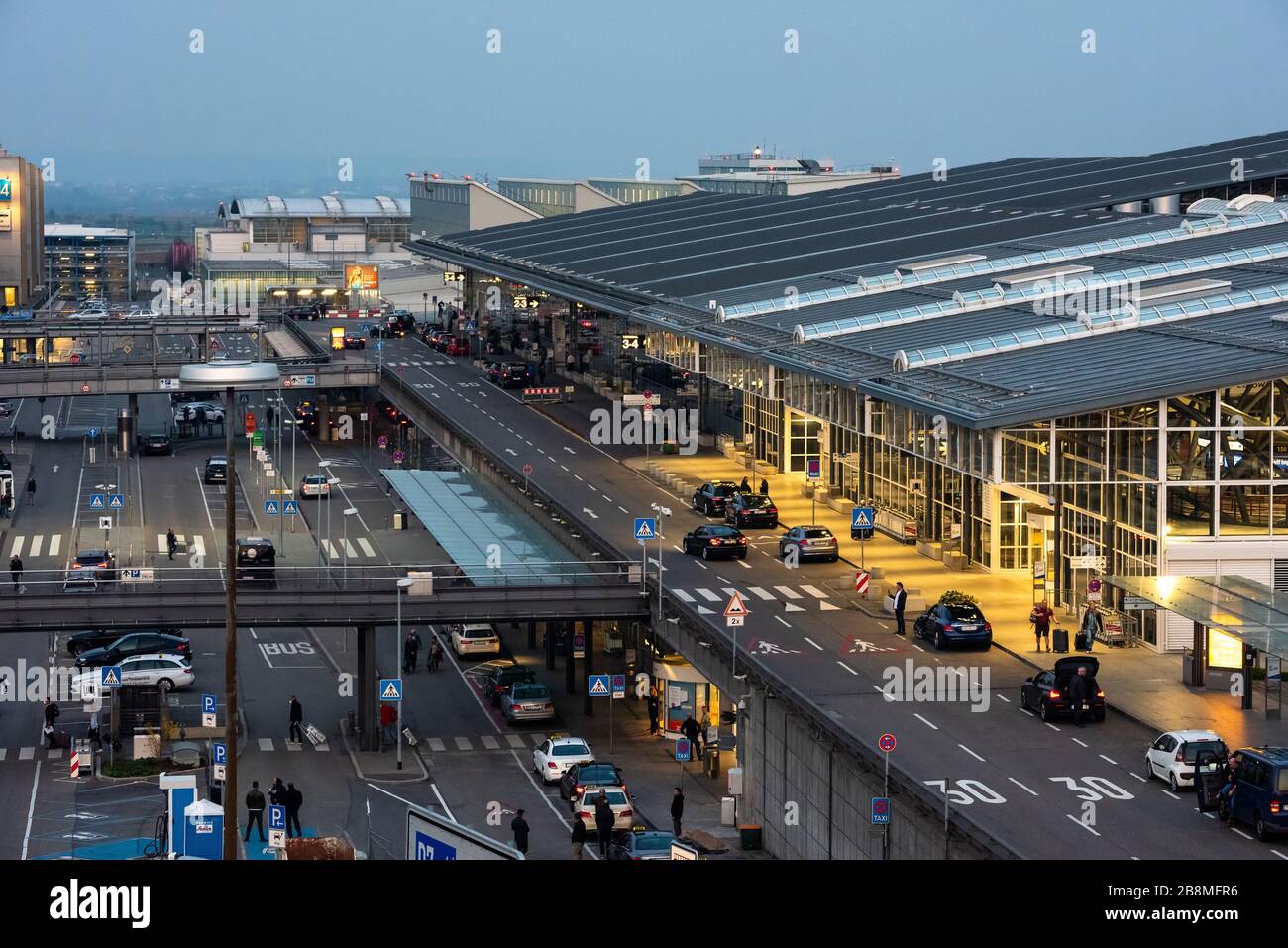 Terminal building terminal stuttgart airport Banque de photographies et  d'images à haute résolution - Alamy