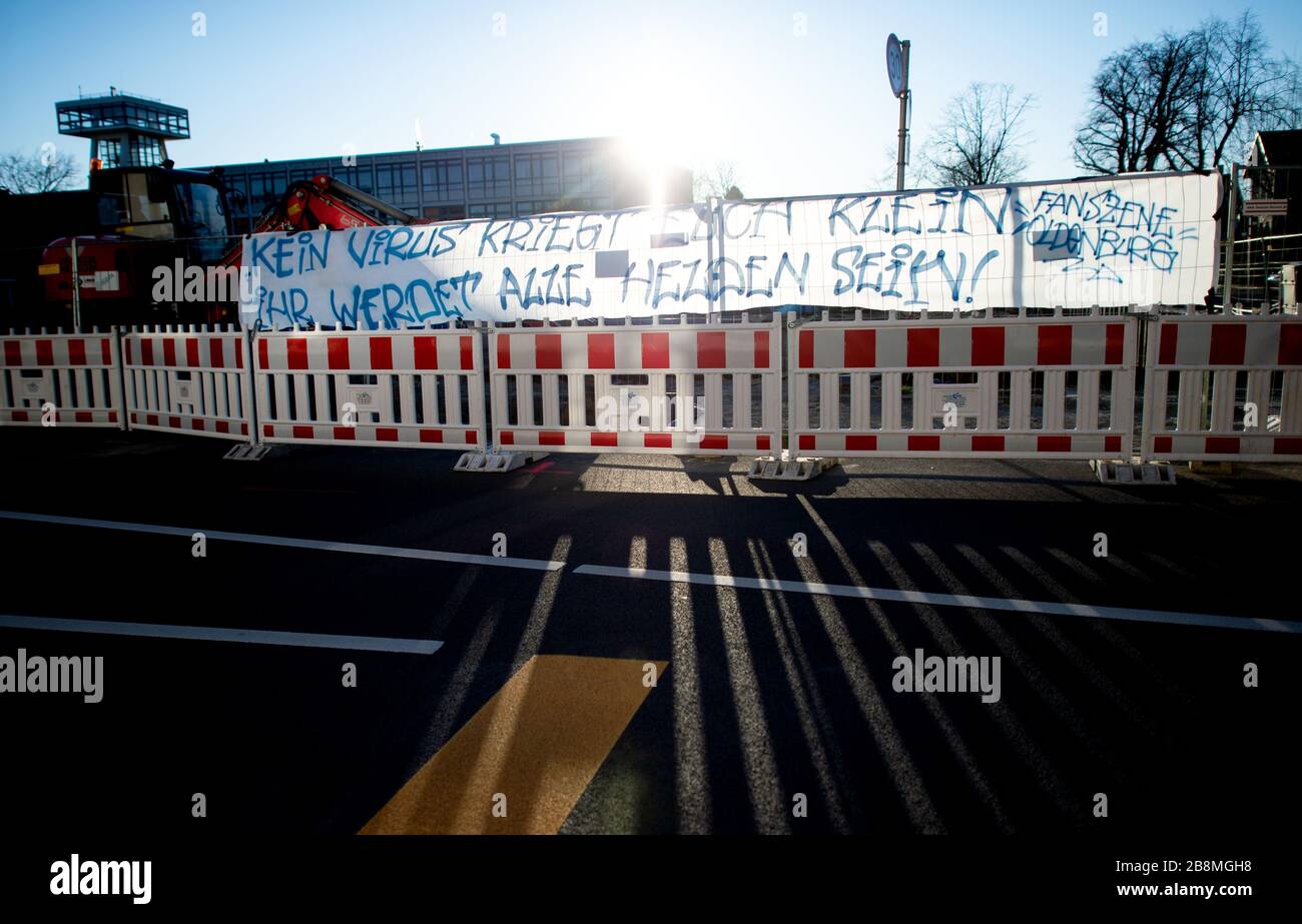 Oldenburg, Allemagne. 22 mars 2020. Une bannière avec l'inscription "aucun virus ne vous vaincu, vous serez tous des héros" se trouve en face de la salle d'urgence de l'hôpital protestant dans le centre-ville. Avec la bannière, la scène de fan de VfB Oldenburg veut remercier les médecins, les infirmières et les paramédicaux. Crédit: Hauke-Christian Dittrich/dpa/Alay Live News Banque D'Images