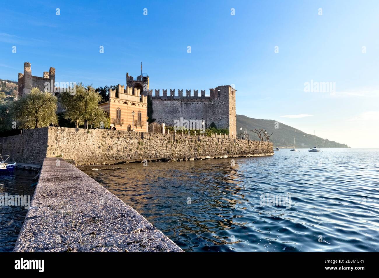Le château Scaliger (aujourd'hui c'est le musée ethnographique du lac de Garde) à Torri del Benaco et au lac de Garde. Province de Vérone, Vénétie, Italie, Europe Banque D'Images