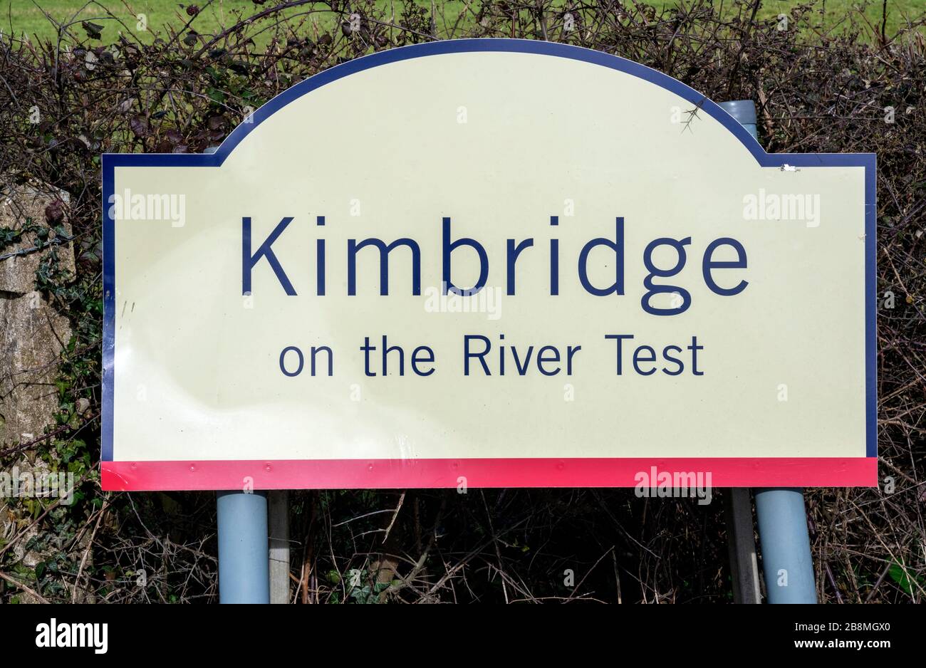 Panneau de signalisation au village de Kimbridge, Test Valley, Hampshire, Angleterre, Royaume-Uni Banque D'Images
