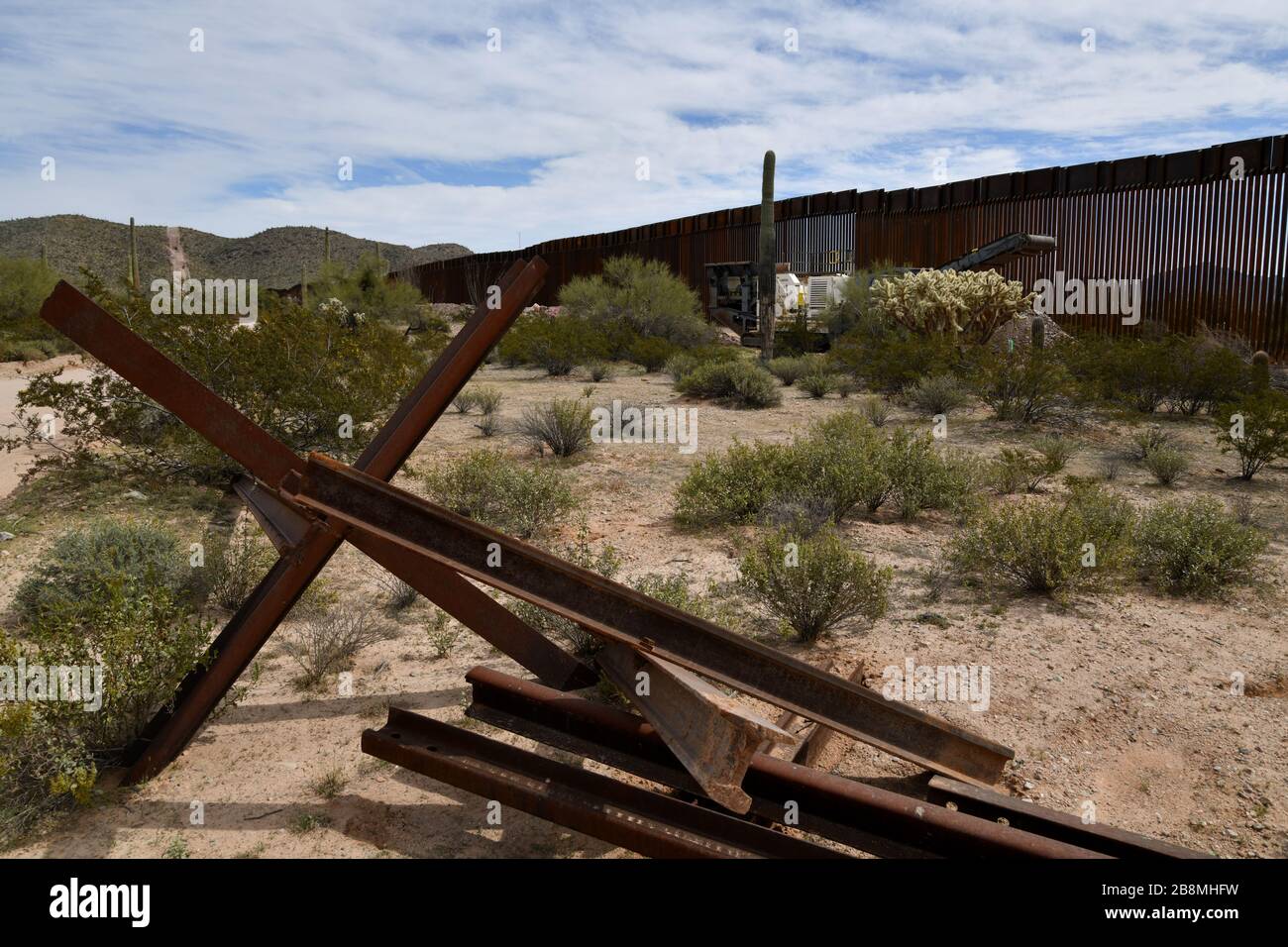 La construction d'un mur de bordure métallique dans le monument national de Cactus, dans le désert de Sonoran, à Luqueville, Arizona, aux États-Unis, sépare les États-Unis de Sonoyta Banque D'Images
