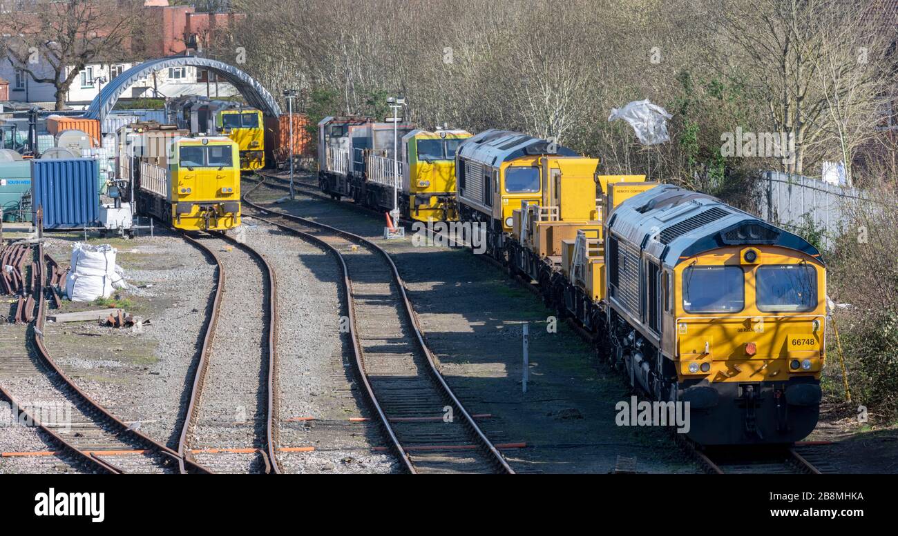 British Rail GB locomotives de service de fret ferroviaire, dont la classe 66 West Burton 50 - 66748 - à Totton Railway sidings Totton, Hampshire, Angleterre, Royaume-Uni Banque D'Images