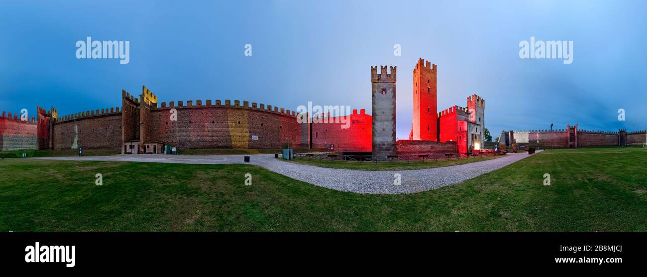 Nuit sur le château Scaliger de Villafranca di Verona. Province de Vérone, Vénétie, Europe, Italie. Banque D'Images