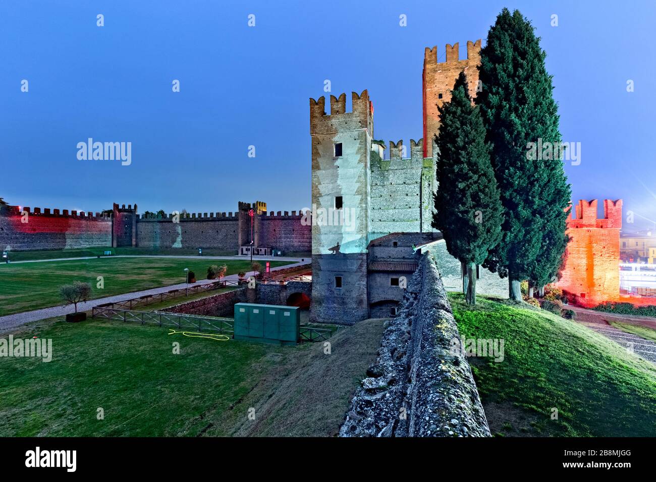 Nuit sur le château Scaliger de Villafranca di Verona. Province de Vérone, Vénétie, Europe, Italie. Banque D'Images