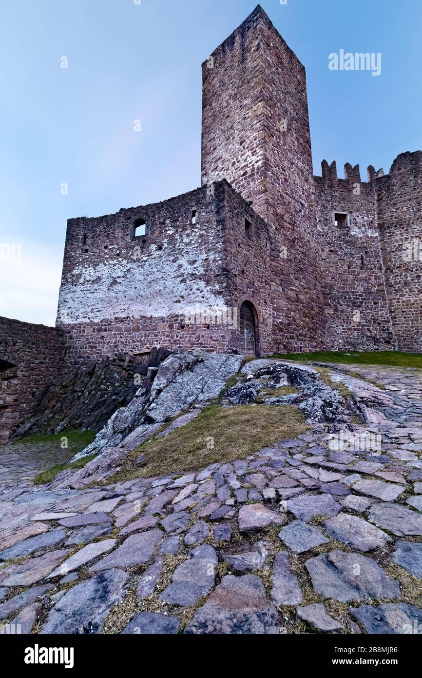 La cour et le garde du château d'Appiano. Appiano, province de Bolzano, Trentin-Haut-Adige, Italie, Europe. Banque D'Images