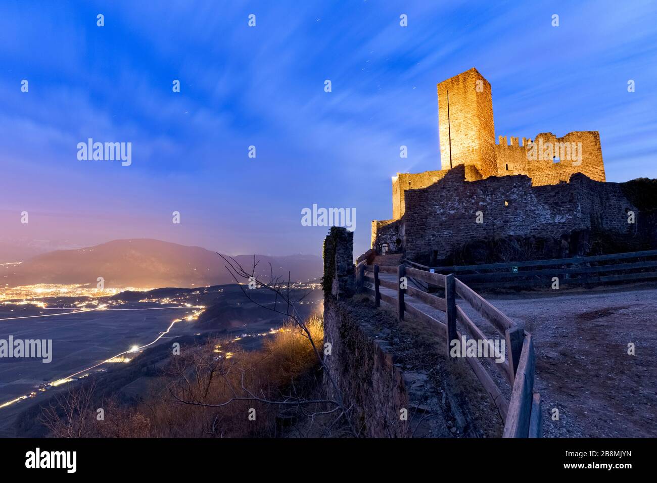 Le château d'Appiano est l'une des forteresses les plus impressionnantes du Tyrol du Sud. En arrière-plan, la vallée de l'Adige et la ville de Bolzano. Italie. Banque D'Images