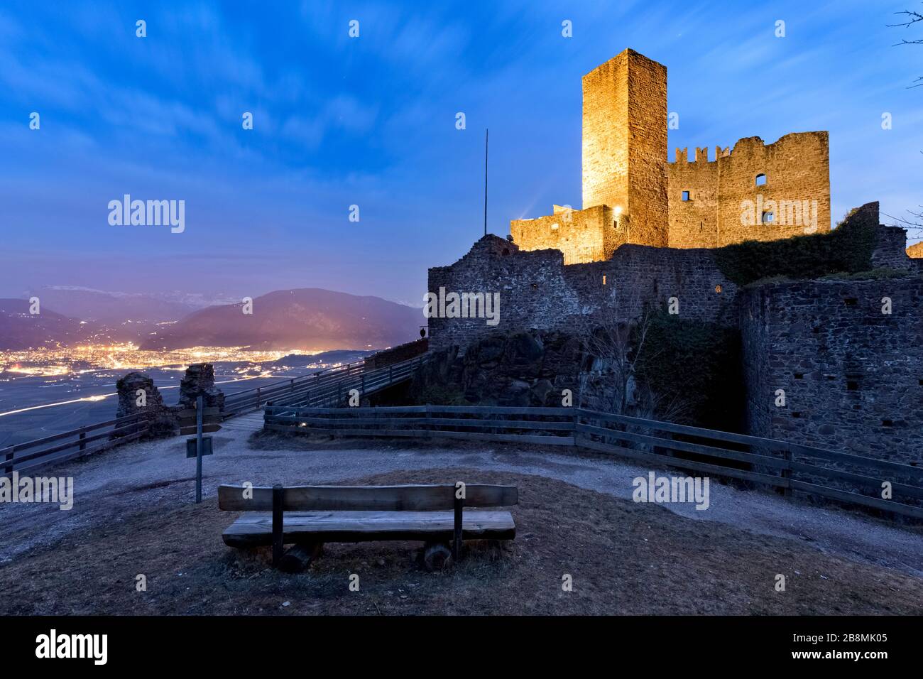 Le château d'Appiano est l'une des forteresses les plus impressionnantes du Tyrol du Sud. En arrière-plan, la vallée de l'Adige et la ville de Bolzano. Italie. Banque D'Images