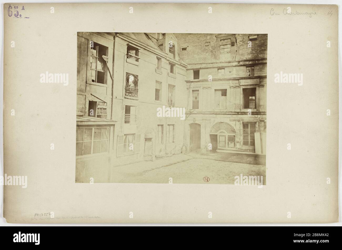 Hôtel de la provost de Paris court, le puits et la couverture vers la rue sud-est prêtres. Court Charlemagne, passage Charlemagne, Paris 4ème arrondissement. Le Marais. Hôtel du prévost de Paris, le puits et la façade vers le sud-est rue des Prés. Cour Charlemagne, passage Charlemagne, Paris (IVème arr.). Photo de Pierre Emonts (1831-1912). Papier aluminé. Entre 1862 et 1905. Paris, musée Carnavalet. Banque D'Images