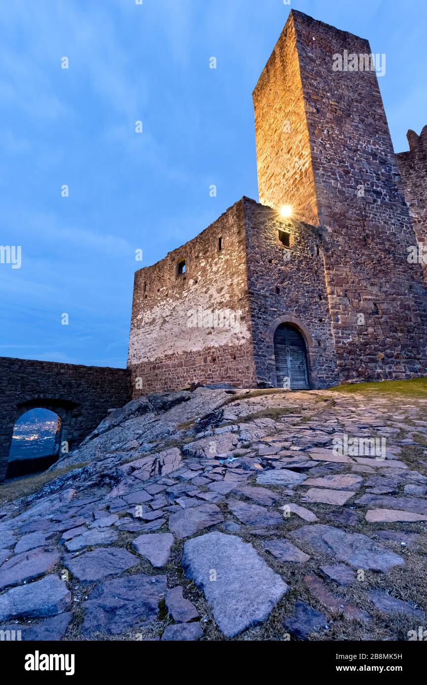 La cour et le garde du château d'Appiano. Appiano, province de Bolzano, Trentin-Haut-Adige, Italie, Europe. Banque D'Images
