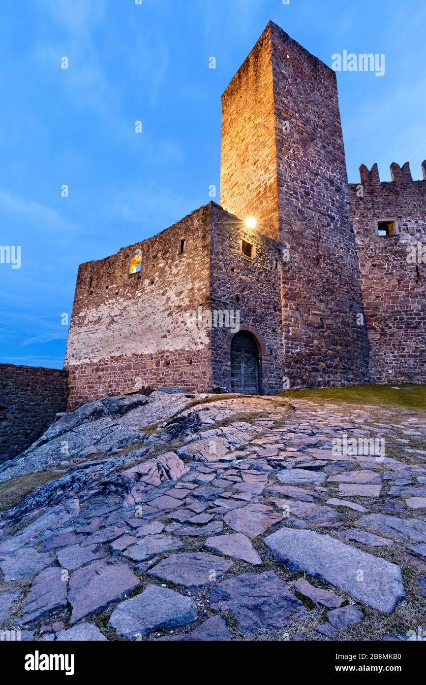 La cour et le garde du château d'Appiano. Appiano, province de Bolzano, Trentin-Haut-Adige, Italie, Europe. Banque D'Images