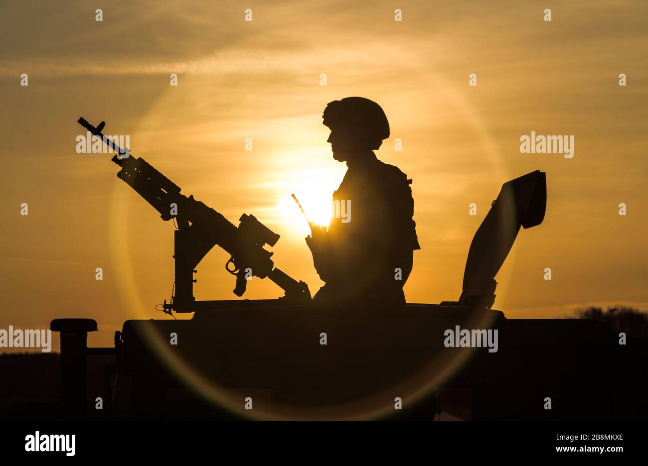 Les forces de sécurité de l'armée de l'air américaine sont à l'abri du soleil qui se couche sur l'Allemagne et sont prêtes à défendre la base. Banque D'Images