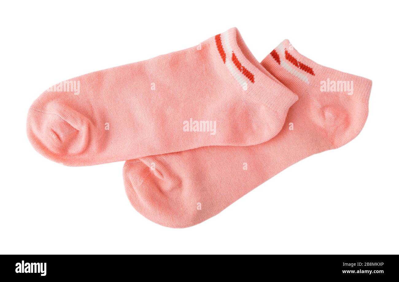 Paire de chaussettes courtes en coton rose isolées sur fond blanc. Chaussettes de sport taille basse pour Femme. Vêtements de sport et de port. Vue de dessus. Banque D'Images
