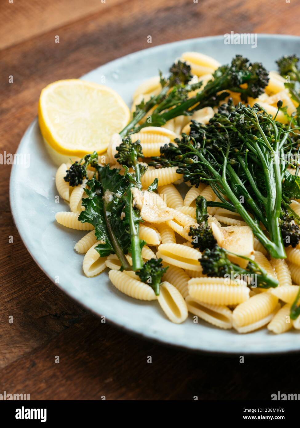 Brocoli de cheminée d'injection violette sur la Pasta avec sauce à l'ail citronnelle Banque D'Images