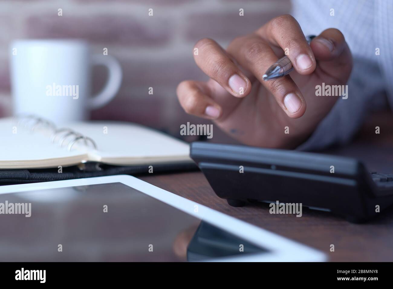 jeune homme faisant son travail de conseiller financier et comptable Banque D'Images