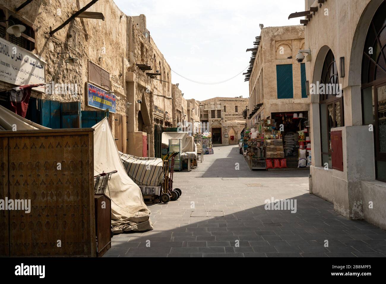 Souq Waqif, Doha (Qatar), vide un jour avant que les autorités n'aient annoncé l'interdiction des rassemblements dans les espaces publics qui tentaient de contenir l'éclosion de la COVID-19 Banque D'Images