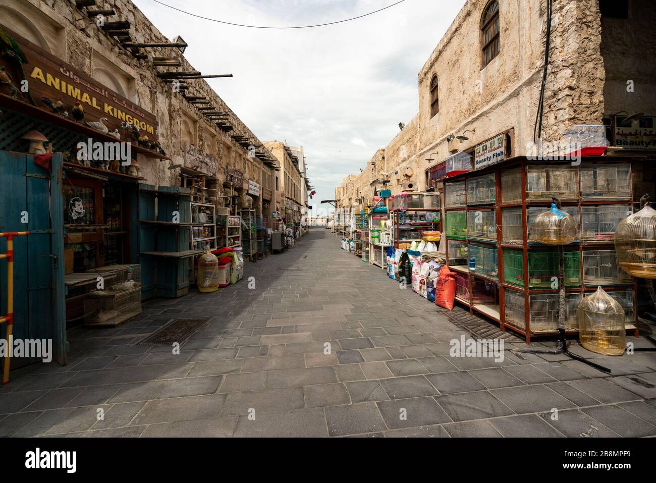 Souq Waqif, Doha (Qatar), vide un jour avant que les autorités n'aient annoncé l'interdiction des rassemblements dans les espaces publics qui tentaient de contenir l'éclosion de la COVID-19 Banque D'Images