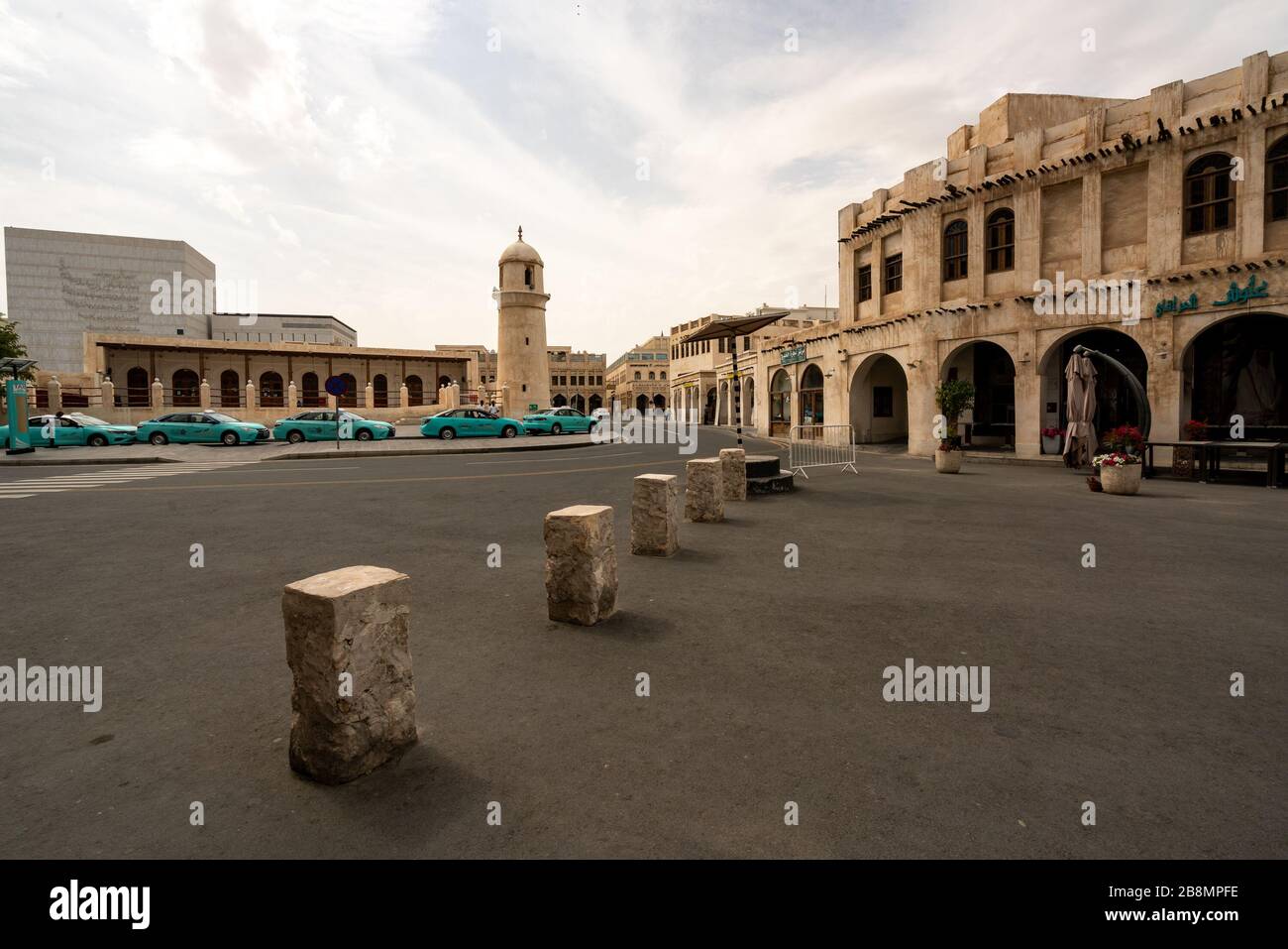 Souq Waqif, Doha (Qatar), vide un jour avant que les autorités n'aient annoncé l'interdiction des rassemblements dans les espaces publics qui tentaient de contenir l'éclosion de la COVID-19 Banque D'Images