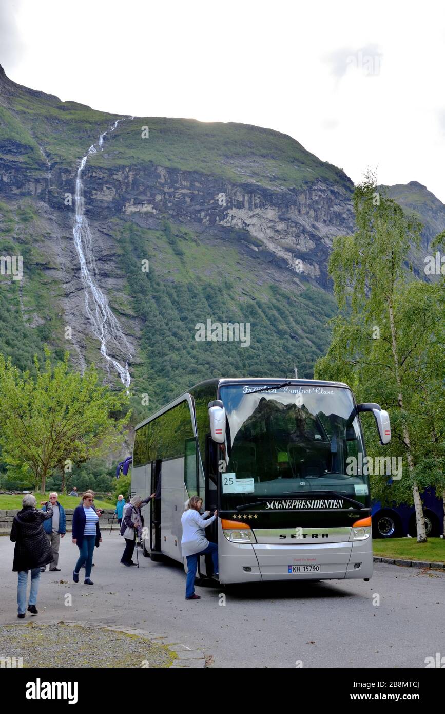 L'autocar Sogneprésidentienten Setra Comfort KH 15790 est vu à Oye, en Norvège, lors d'une excursion P & O. Oye est situé à la tête d'un petit bras de Hjorundfjord Banque D'Images