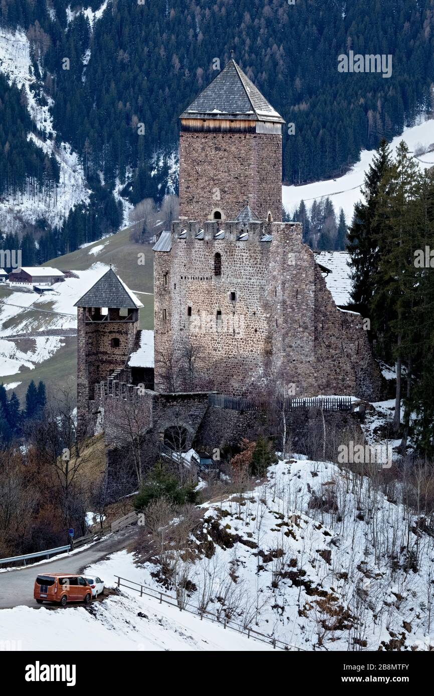 L'imposant garde du château de Reinegg. Alpes de Sarentine, province de Bolzano, Trentin-Haut-Adige, Italie, Europe. Banque D'Images